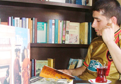 Üniversiteli gençlerden Kitap-Kafe