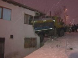 Kar küreme aracı yatak odasına daldı: 3 hafif yaralı