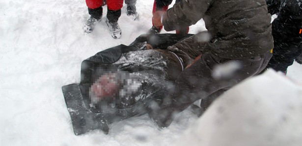 Hasta kurtarmaya giderken çığ altında kaldı