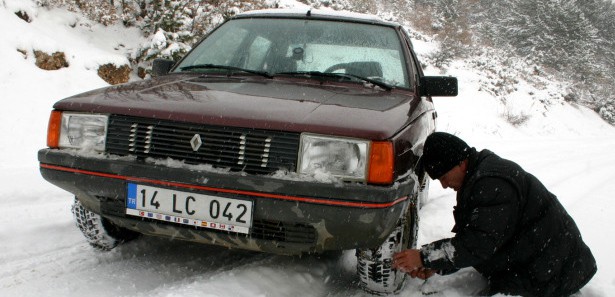 Kar yağışı köy yollarını ulaşıma kapadı