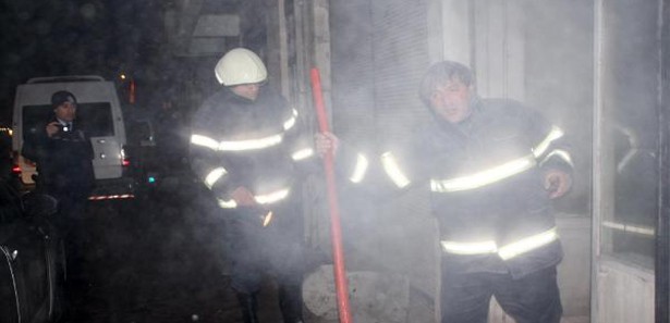 Ayakkabı tamirhanesi alev alev yandı