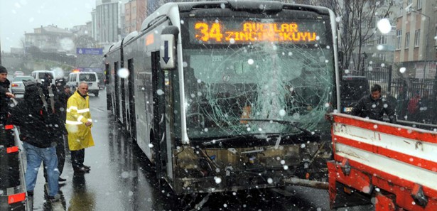 Metrobüs durağında çorba ikramı
