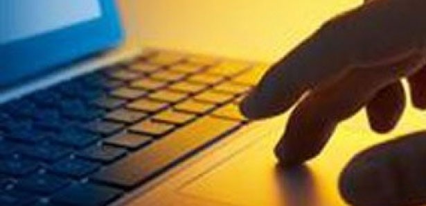 Camiyi ''internet kafe'' olarak kullanıyorlar