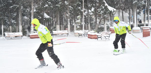 Beylikdüzü Kent meydanı'nda kayak şov
