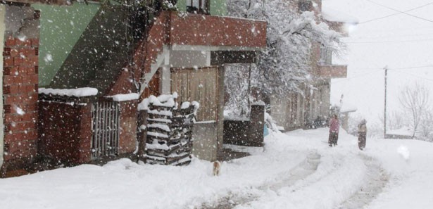 Kar altında hamile kadını kurtarma operasyonu