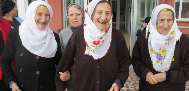 Ordu'da karın ayırdığı üçüz nineler kavuştu