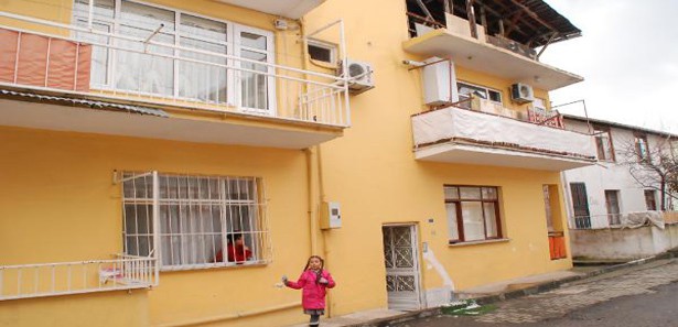 Eve erken dönünce eşi ve çocuklarını ölümden kurtardı