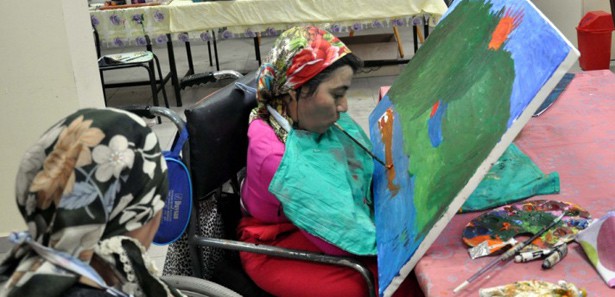 Ağzı ile yaptığı resimlerden sergi açmak istiyor