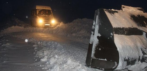 13 öğretmen karda mahsur kaldı