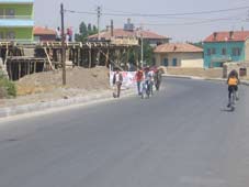 Yolu işgal eden inşaat tartışılıyor