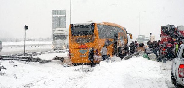 Karda kayan otobüs refüje girdi!