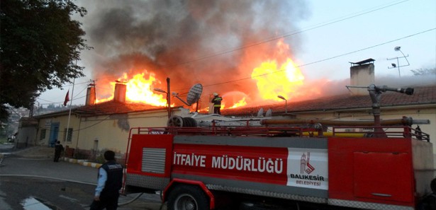 Eski bakanın fabrikasında yangın çıktı