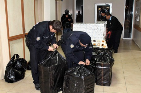 Otomobilinin borcu için kaçak sigara taşırken yakalandı
