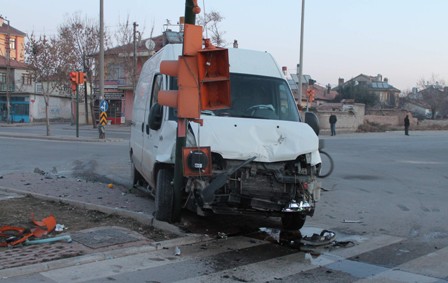 Minibüsle öğrenci servisi çapıştı: 1 yaralı
