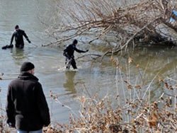 Kayıp kızı ayağına taş bağlayıp nehre atmışlar