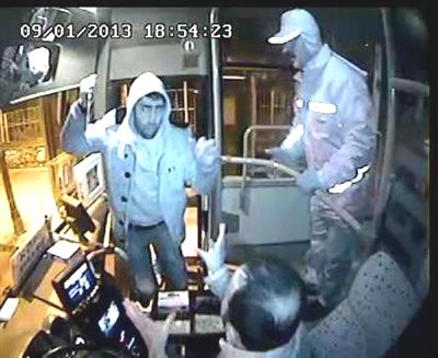 Halk otobüsünde 'ön kapı cinayeti' güvenlik kamerasında