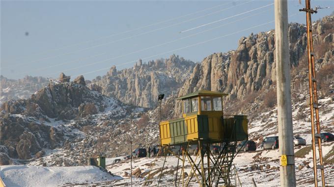 Gül, 25 askerin şehit olduğu kışlayı inceledi