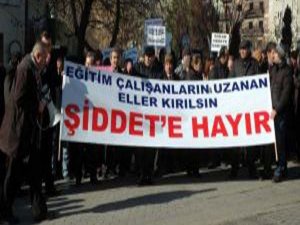 Öğretmenler bıçaklanan meslektaşlarına destek için yürüdüler