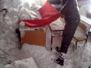 Kar yüzünden tatil edilen okula çığ düştü