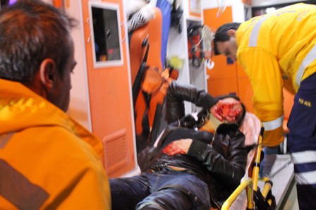 Karısını 15 yerinden bıçakladı
