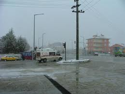 Kulu'da, sokaklardaki kar ve buzlar temizleniyor