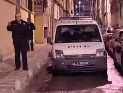 Elinde bombayla 100 metre yürüdü