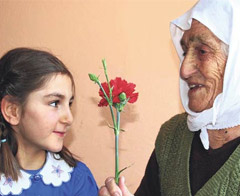 Torununun torununu gördü