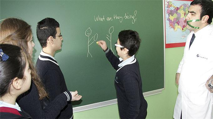 Ağzı bantlı öğretmen şaşırttı