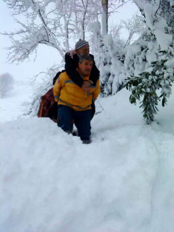 Doktor kar küredi şoför 96'lık hastayı sırtında taşıdı