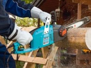 Elektrikli testerenin üzerine düştü