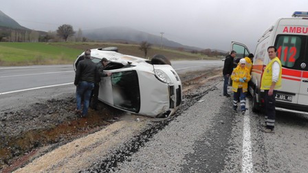 Beyşehir'de otomobil devrildi: 2 yaralı