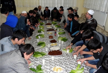 Safa Vakfı'ndan öğrencilere çiğ köfte