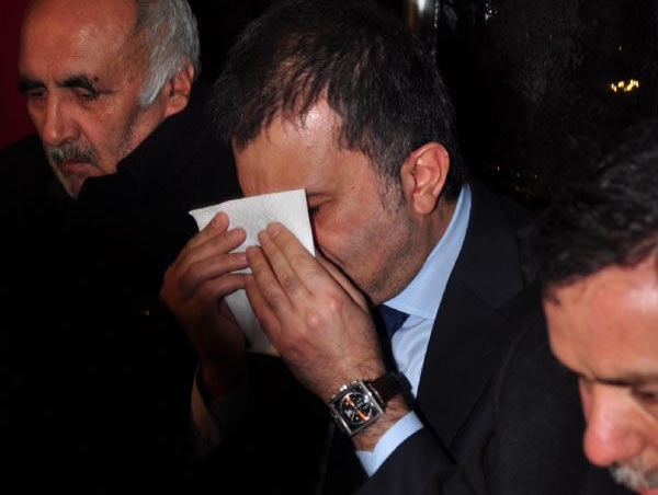 Ömer Çelik şehit evinde gözyaşlarını tutamadı