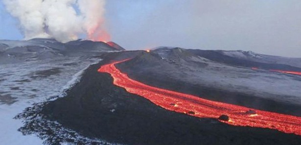 Japonya'da yanardağ patladı