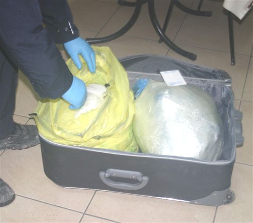 Otobüsle esrar taşırken yakalandı