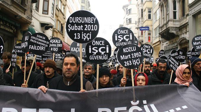 Ölen işçiler için saygı yürüyüşü