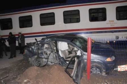 Yük treni otomobile çarptı: 4 yaralı
