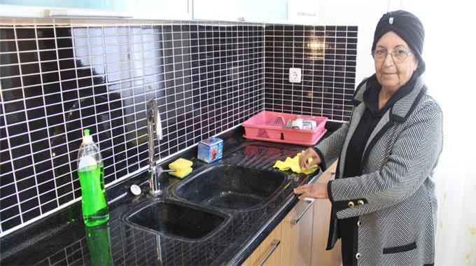 Hayatını kimsesizlere adadı