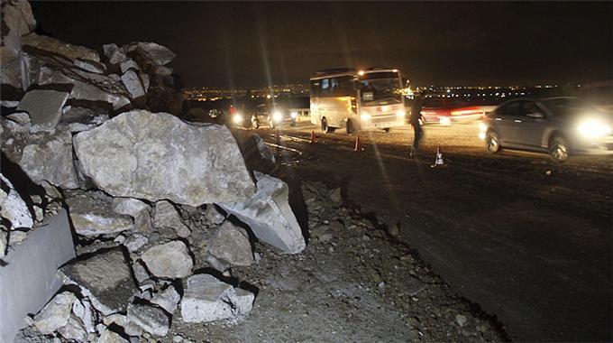 Antalya'da heyelan yol kapattı