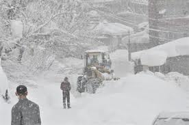 Yol açan ekibin üzerine çığ düştü VİDEO