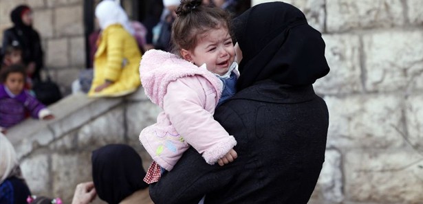 Suriyeliler dondurucu soğukta kaçıyorlar