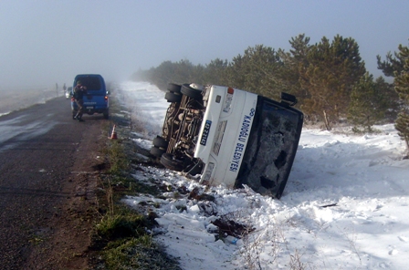 Sarayönü ilçesinde meydana gelen iki ayrı trafik kazasında 18 kişi yaralandı