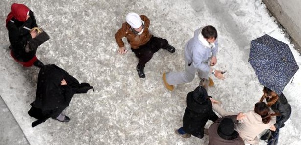 Kızların kavgasını erkekler zor ayırdı