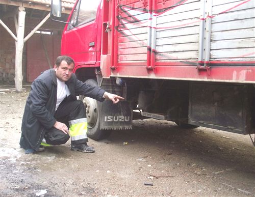 Konya'da kamyonetten akü hırsızlığı