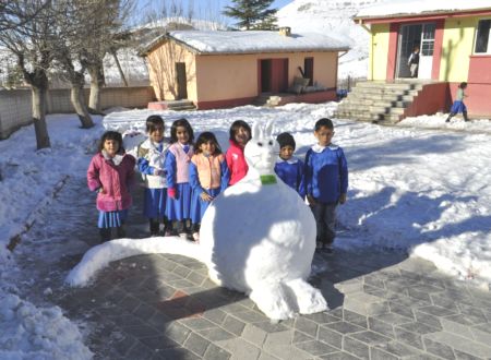 Köy öğrencilerinin kardan sanat eserleri