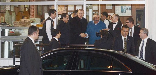 Erdoğan iki bakanıyla yemek yedi