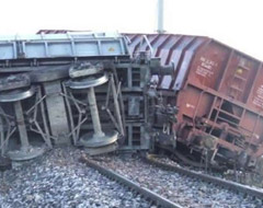 Askeri yük treni devrildi: 15 ölü