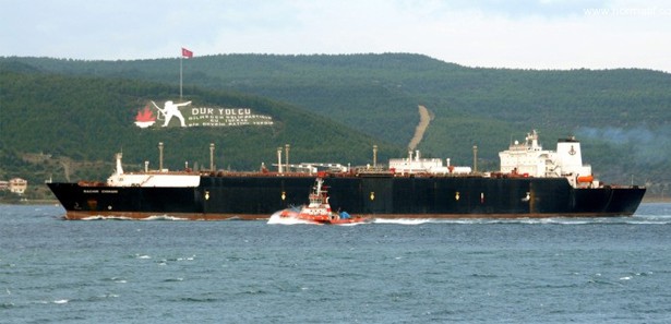 Doğalgaz tankeri Çanakkale Boğazı'ndan geçti