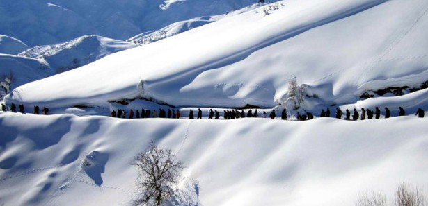 Kar altındaki araçlar mayın dedektörleriyle aranıyor