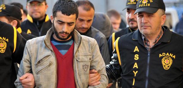 2 kişiyi 'Ne bakıyorsun lan' sözüne kızıp vurmuş